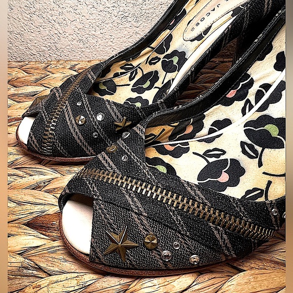 MARC JACOBS denim studded peep toe heels. 💙🩶 - Picture 4 of 9